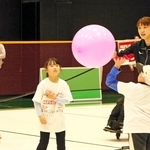 姫路の野中（右端）らとふうせんバレーを楽しむ子どもら