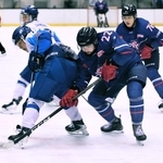 相手と激しく競り合うスターズ神戸のエア懐生（手前右）