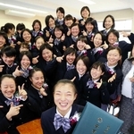 神戸野田高の卒業式で同級生とともに笑顔を見せる坂本花織＝２０１９年２月