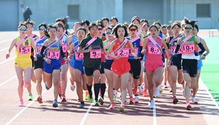 一斉にスタートする女子の選手＝１日午前、三木市志染町三津田、三木総合防災公園（撮影・斎藤雅志）