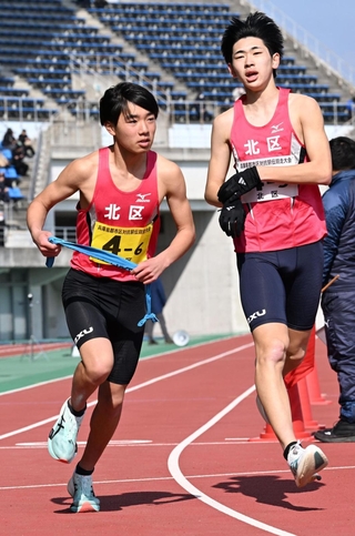 男子・神戸市北区の５区大柿司（右）からたすきを受け取る６区田中航生（撮影・斎藤雅志）