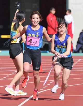 女子・姫路市１区の福永愛佳（左）からたすきを受け取る２区の黒田奈那（撮影・丸山桃奈）