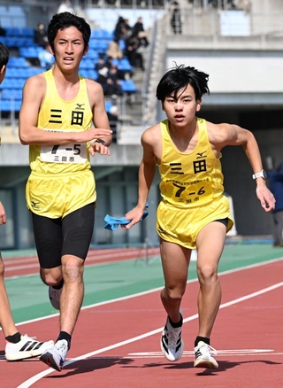 男子・三田市の５区宇都宮陸（左）からたすきを受け取る６区森本凌馬（撮影・斎藤雅志）