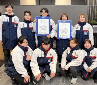 ショートトラック成年女子３０００メートルリレーと成年男子５０００メートルリレーを制した兵庫のメンバー（兵庫県スケート連盟提供）