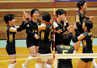 女子決勝で日ノ本を破って初優勝を決め、歓喜する常盤の選手たち