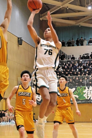 男子決勝・報徳－彩星工科　途中出場で後半に得点を重ねた報徳のアマダスン（７６）