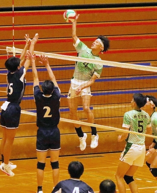 男子決勝・神港学園－社　第２セット、スパイクを放つ神港学園の津野（４）