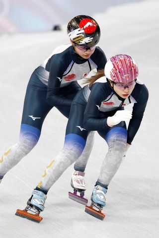 本番会場で調整するスピードスケート・ショートトラック日本代表の長森遥南（手前）と中島未莉＝１日、ミラノ・アイススケートアリーナ