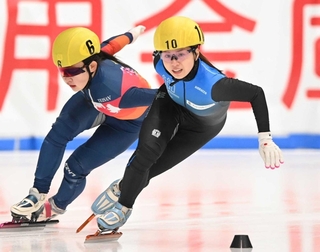 全日本選手権で３冠を達成して五輪代表に滑り込んだ長森遥南（右）＝２０２５年１２月、東京辰巳アイスアリーナ