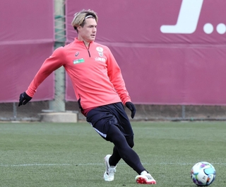 神戸で８年目のシーズンを迎え、気合を込める酒井＝神戸市西区、いぶきの森球技場