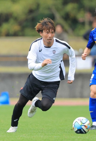 流れを変えるジョーカー役としても期待される神戸の乾貴士＝１月２０日、沖縄・西原町民陸上競技場（撮影・吉田敦史）