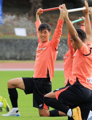 沖縄キャンプでの厳しい練習を経て、主将２季目でタイトルを狙う神戸の山川（左）＝沖縄・西原町民陸上競技場（撮影・吉田敦史）