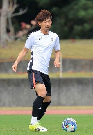 開幕戦で先発に名を連ねた神戸の郷家友太＝沖縄・西原町民陸上競技場（撮影・吉田敦史）