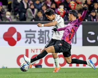京都-神戸　前半、先制点となるシュートを放つ神戸・武藤＝６日夜、京都市亀岡市、サンガスタジアムｂｙＫＹＯＣＥＲＡ（撮影・丸山桃奈）