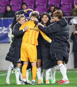 京都-神戸　ＰＫ戦を制し、喜び合う武藤（右から２人目）ら神戸イレブン＝６日夜、京都府亀岡市、サンガスタジアムｂｙＫＹＯＣＥＲＡ（撮影・丸山桃奈）