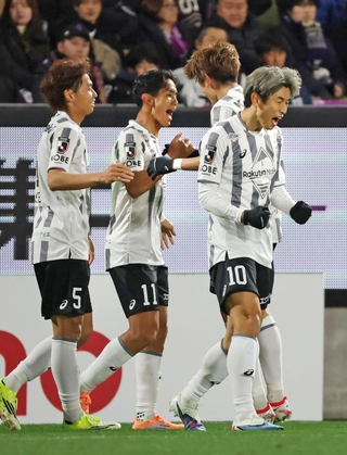 京都-神戸　前半、先制点を決めた武藤（１１）と喜ぶ大迫（右）ら＝６日夜、京都市亀岡市、サンガスタジアムｂｙＫＹＯＣＥＲＡ（撮影・丸山桃奈）