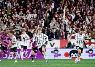 京都-神戸　前半、サポーターの応援を背に、ピッチを駆け回る武藤（右）ら神戸イレブン＝６日夜、京都市亀岡市、サンガスタジアムｂｙＫＹＯＣＥＲＡ（撮影・丸山桃奈）