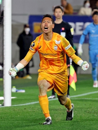 京都-神戸　ＰＫ戦でシュートをセーブし、雄たけびを上げる神戸のＧＫ前川（撮影・丸山桃奈）