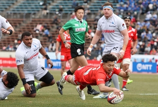 神戸-静岡ＢＲ　前半、トライを決める神戸の上村（手前）＝神戸市須磨区、ユニバー記念競技場（撮影・丸山桃奈）