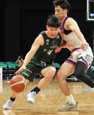 神戸－福島　前半、相手の激しいマークに遭う神戸の寺園（左）＝ジーライオンアリーナ神戸