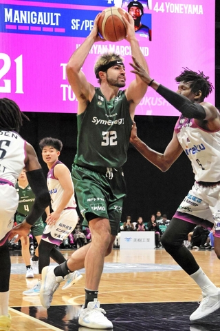 神戸－福島　前半、劣勢の展開で奮闘する神戸のメイ（中央）＝ジーライオンアリーナ神戸