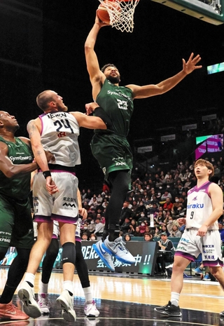 神戸－福島　第２クオーター、リングに押し込む神戸のチャイルズ（中央）＝ジーライオンアリーナ神戸