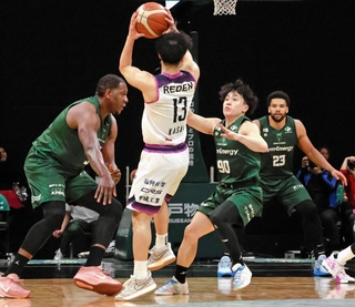 神戸－福島　前半に押し込まれ、守備で奮闘する神戸の野溝（９０）ら＝ジーライオンアリーナ神戸