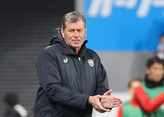 就任後、初の試合で指揮を執るミヒャエル・スキッベ監督＝６日夜、京都府亀岡市、サンガスタジアムｂｙＫＹＯＣＥＲＡ