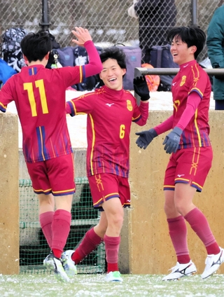 男子決勝・神戸弘陵－報徳　後半、先制ゴールを挙げた神戸弘陵の小林（中央）