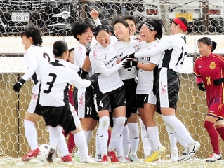 女子決勝・日ノ本－神戸弘陵　後半、細田が同点のＦＫを決め、喜ぶ日ノ本イレブン