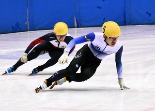 選手権男子で２種目を制した三好瑛久（右）