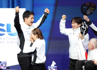 高得点に大喜びの三浦璃来（手前）、木原龍一（左）組と鍵山優真（右）ら＝ミラノアイススケートアリーナ（撮影・吉澤敬太）