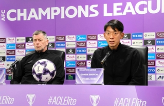 ＡＣＬＥのソウル戦を前に、会見で意気込みを語る神戸のＧＫ権田（右）とスキッベ監督＝ノエビアスタジアム神戸