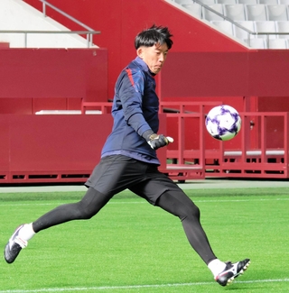 自身の今季初戦に向け、ＡＣＬＥ前日の公開練習で調整する神戸のＧＫ権田＝ノエビアスタジアム神戸