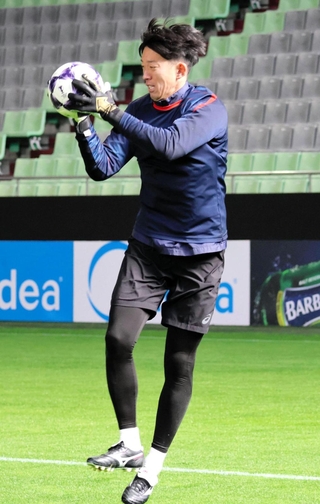 自身の今季初戦に向け、ＡＣＬＥ前日の公開練習で調整する神戸のＧＫ権田＝ノエビアスタジアム神戸