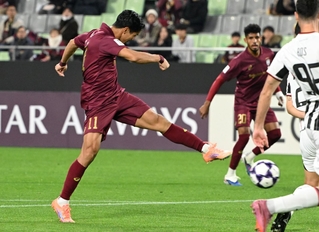 神戸－ＦＣソウル　前半、シュートを放つ神戸の武藤もゴールならず＝１０日、神戸市兵庫区御崎町１、ノエビアスタジアム神戸（撮影・斎藤雅志）