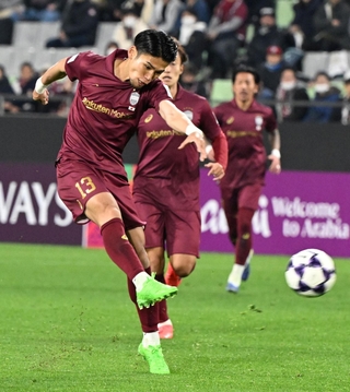 神戸－ＦＣソウル　前半、シュートを放つ神戸の佐々木＝１０日、神戸市兵庫区御崎町１、ノエビアスタジアム神戸（撮影・斎藤雅志）