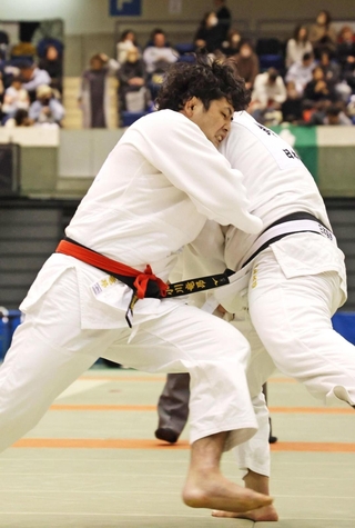 兵庫県選手権決勝　攻め込む小川竜昂（左）＝撮影・丸山桃奈