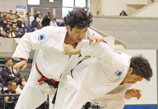 兵庫県選手権決勝　激しい攻防を繰り広げる小川竜昂（左）＝撮影・丸山桃奈