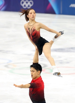 ミラノ・コルティナ冬季五輪のフィギュアスケート団体ペアＳＰで豪快なリフトを披露する三浦璃来（上）、木原龍一組＝６日、ミラノ（撮影・吉澤敬太）