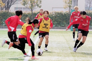 今季全試合に出場しているＩＮＡＣ神戸の久保田（中央）＝神戸市東灘区、神戸レディースフットボールセンター