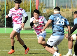 ＢＬ東京戦に向けて練習する神戸のＷＴＢ松永貫汰（中央）＝神戸市東灘区のチームグラウンド