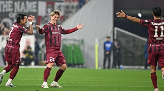 神戸-長崎　前半、鋭いシュートを相手ゴールに突き刺し、チームメイトと喜ぶ神戸の酒井（中央）＝１３日夜、ノエビアスタジアム神戸（撮影・風斗雅博）