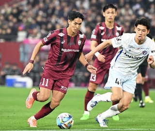 神戸-長崎　前半、ドリブルで相手陣に攻め込む神戸の武藤＝１３日夜、ノエビアスタジアム神戸（撮影・風斗雅博）