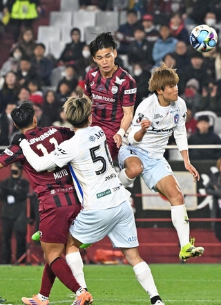 神戸-長崎　前半、ヘディングシュートを決める神戸の佐々木＝１３日夜、ノエビアスタジアム神戸（撮影・風斗雅博）