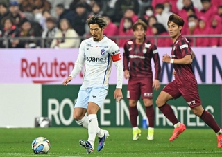 神戸-長崎　後半、互いに古巣対決となった長崎の山口（中央）と神戸の鍬先（右端）＝１３日夜、ノエビアスタジアム神戸（撮影・風斗雅博）