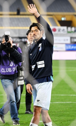 試合後、古巣の神戸サポーターへ挨拶する長崎の山口蛍＝１３日夜、ノエビアスタジアム神戸（撮影・風斗雅博）