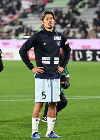 試合後、神戸サポーターからの温かな拍手や声援を聞く長崎の山口蛍＝１３日夜、ノエビアスタジアム神戸（撮影・風斗雅博）