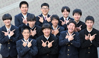 ホッケーの全日本中学生選手権男子で初優勝したＨＣ　ＨＹＯＧＯ　ＨＥＡＲＴＳの選手ら