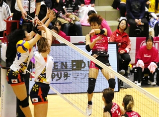 姫路－東レ滋賀　第２セット、スパイクを放つ姫路の田中咲希＝姫路市ヴィクトリーナ・ウインク体育館